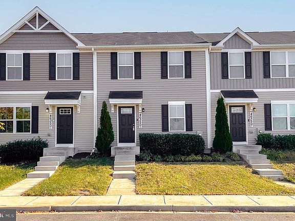 2nd image of 46350 Sandbar Ln Unit B
