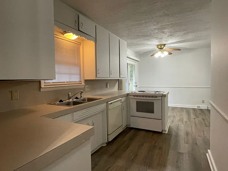 2716 E Linwood St — Photo 3