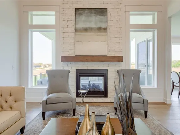 18336 Monrovia St, Overland Park, KS 66013