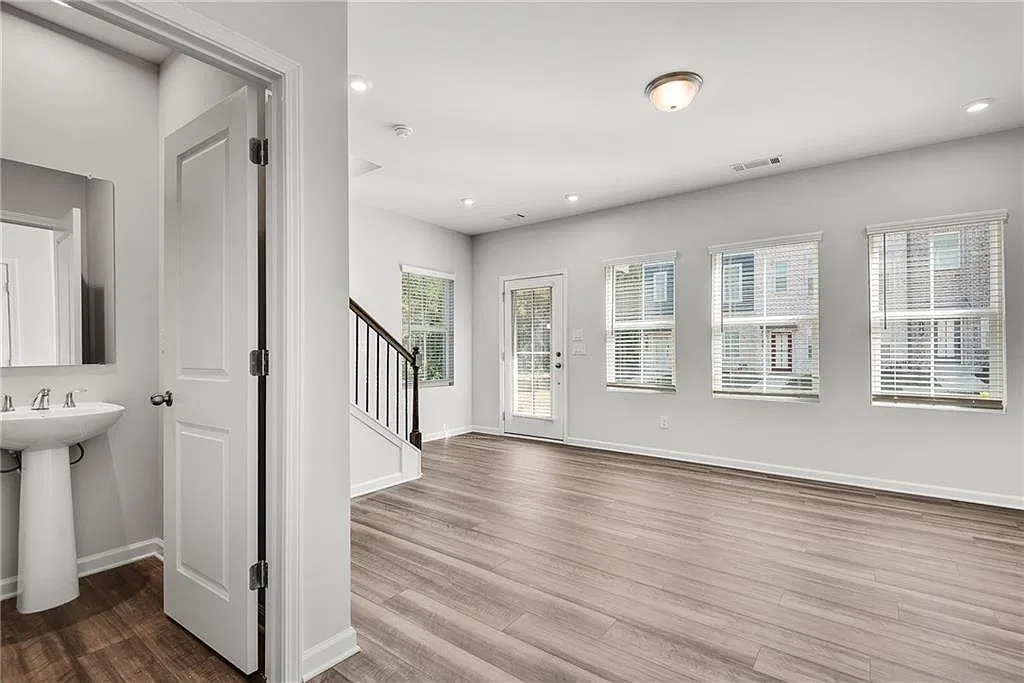 3 bed, 2.5 bath, 2113 sqft, $2,500 — Photo 3