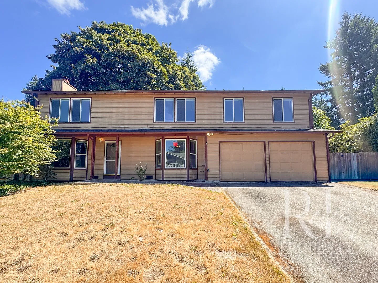 Cozy 4-Bedroom Home with Two Fireplaces, Fenced Backyard & 2-Car Garage — Photo 1