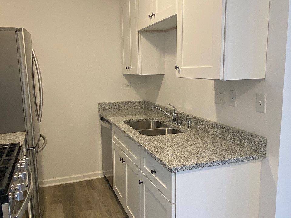 Fully applianced kitchen with dishwasher!
