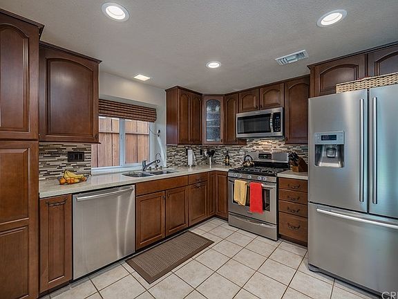 4th image of 26740 Pamela Dr