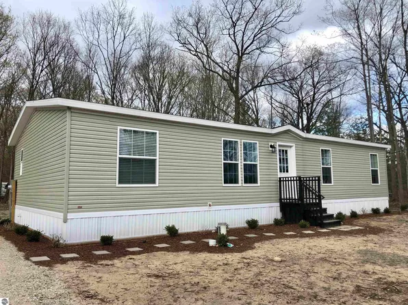 18898 Lakewood Cir, Lake Ann, MI 49650