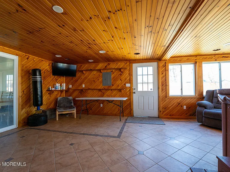 406 Lawrence Dr — Photo 15