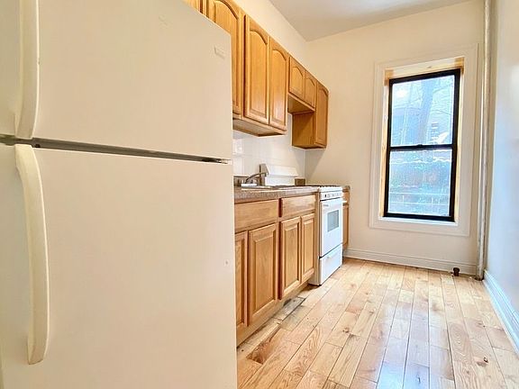 2nd image of 1236 Pacific St APT 1D