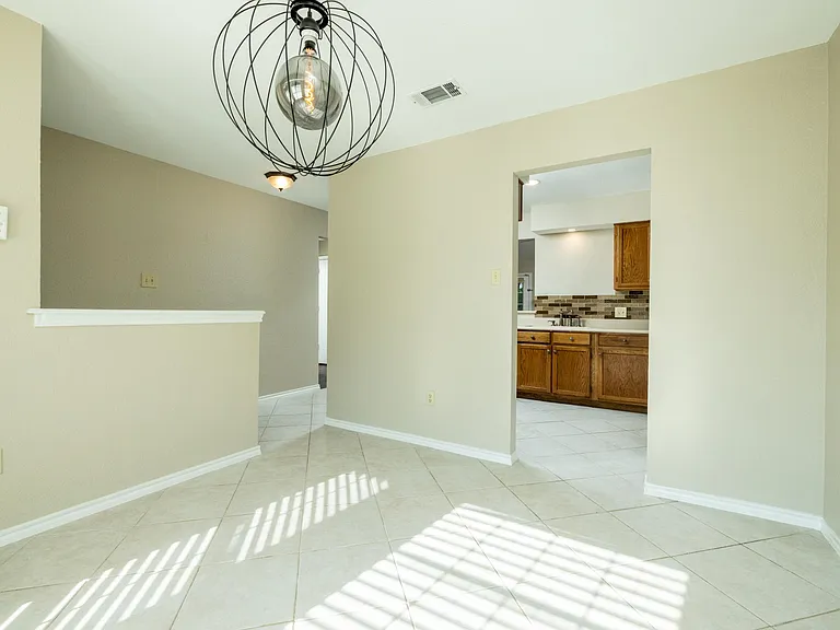 2403 Bayberry Ln — Photo 7