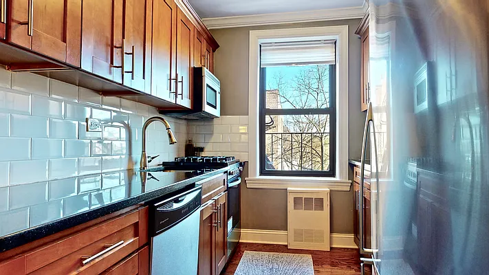 Sold by Bizzarro Agency | media 13