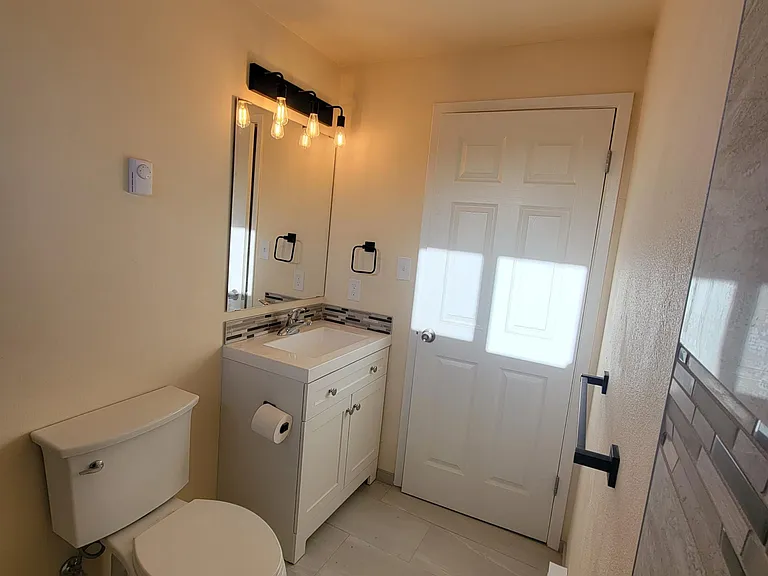 1117 N Adams St — Photo 8