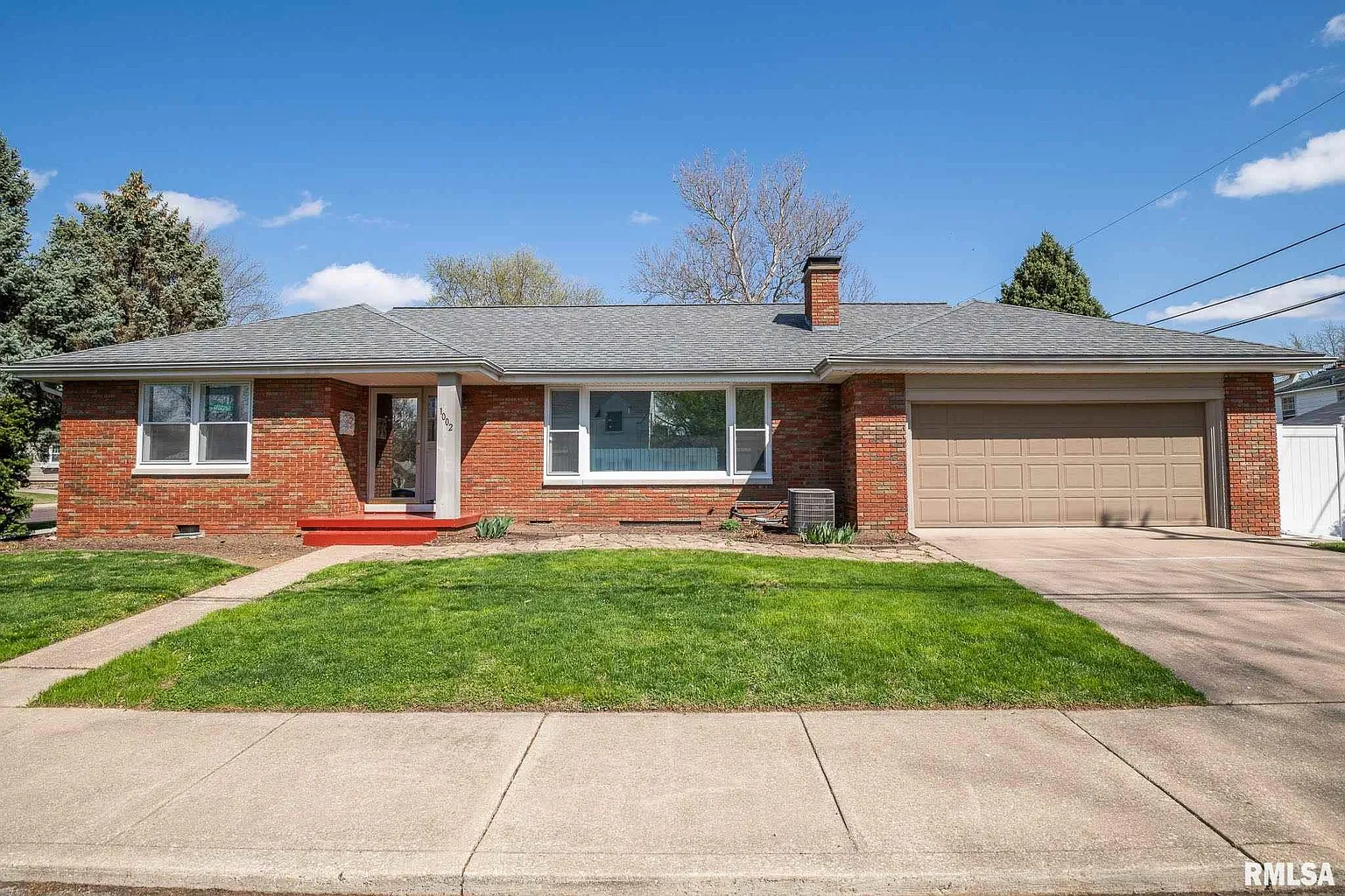 1002 E Fairoaks Ave photo 1