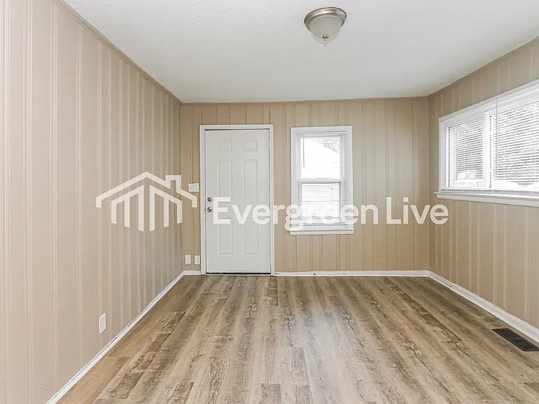 511 S Graham Ave — Photo 5