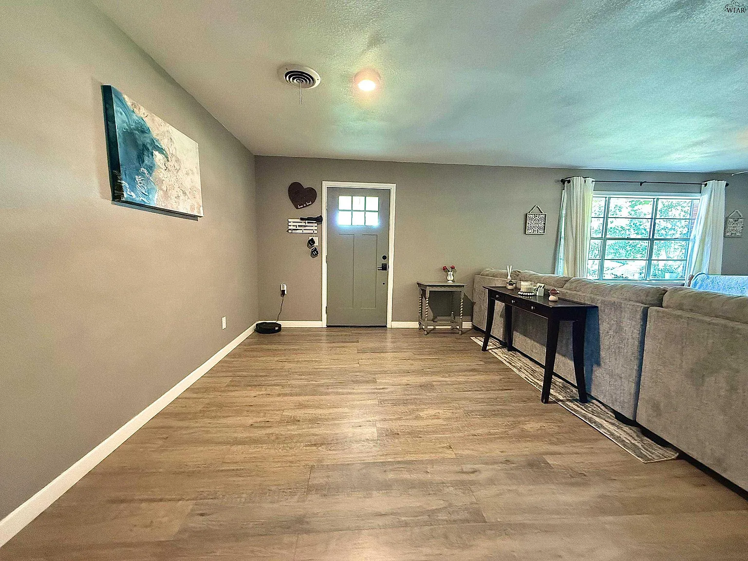 3 bed, 1.5 bath, 1328 sqft, $1,700 — Photo 3