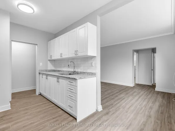 2548 Keele St #3, Toronto, ON M6L 2N8