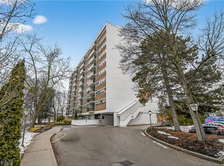 212 Kerr St #702, Oakville, ON L6K3B1