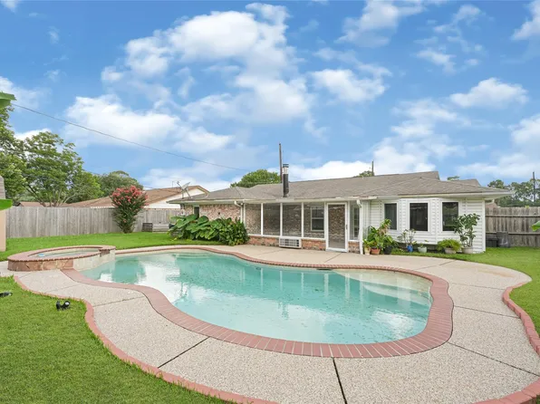 10010 Lost Pine Dr, Baytown, TX 77521