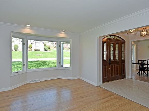 4th image of 711 Willowcrest Dr
