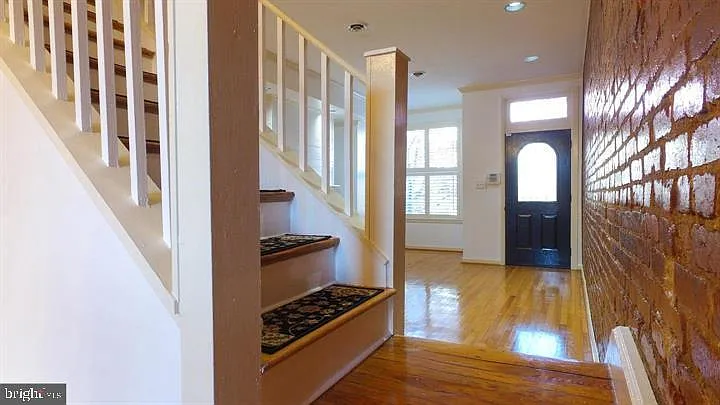 1209 E St NE — Photo 5