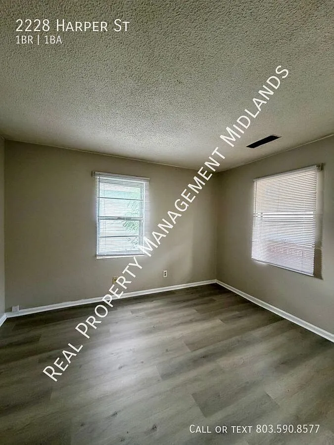 Cozy Duplex close to Downtown Columbia! Apply Now! — Photo 3