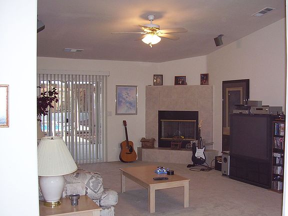 Living Room/fireplace