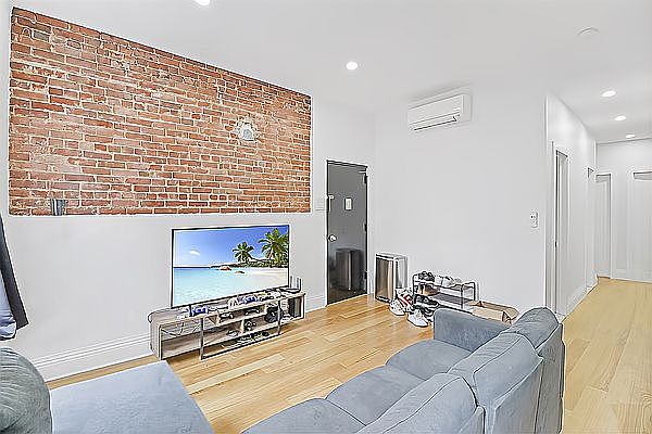 1st image of 104 Grand St #5