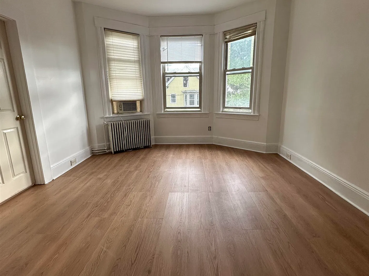 5 bed, 1.0 bath, 1400 sqft, $3,200 — Photo 4