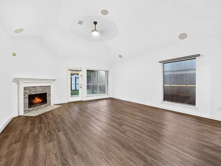 18610 Autumn Hills Dr — Photo 14