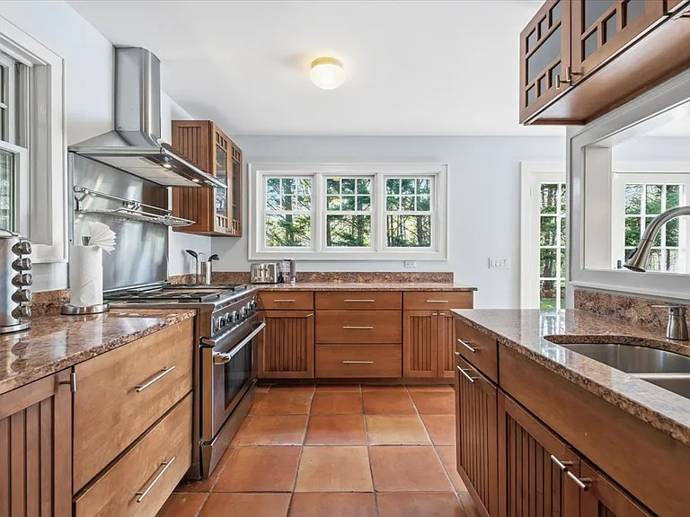 49 Beach Ave — Photo 24