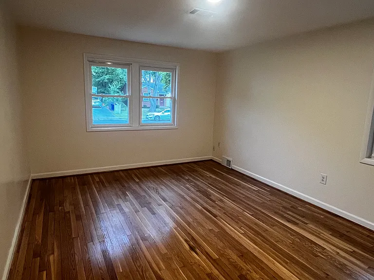 2404 Darrow St — Photo 8