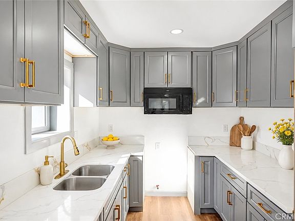 4th image of 447 E 94th St