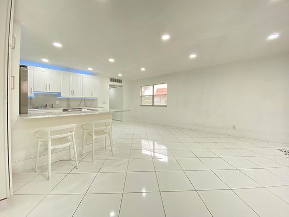 4th image of 127 Seville E #E