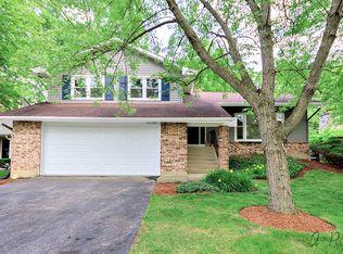 4399 Country Trl, Gurnee, IL 60031