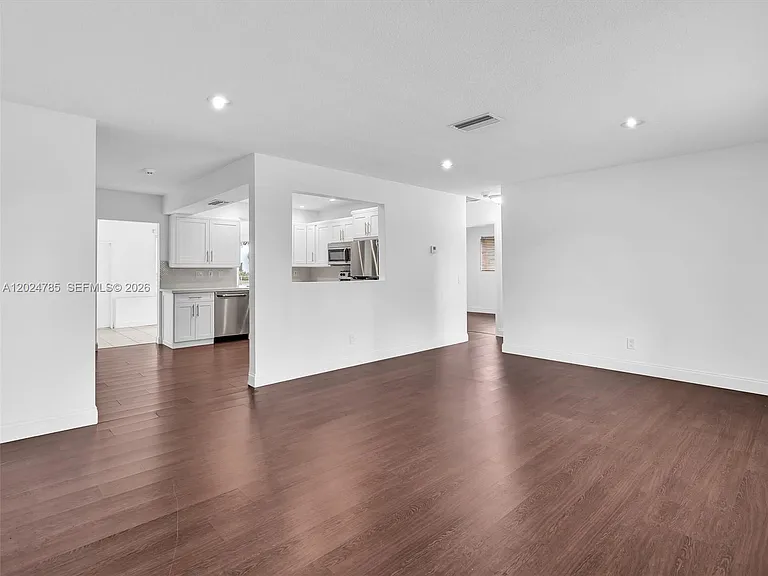 4500 SW 42nd Ter — Photo 7
