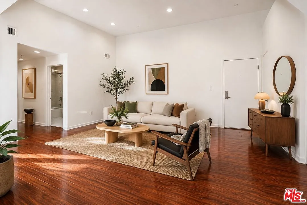 2 bed, 2.0 bath, 929 sqft, $2,650 — Photo 2