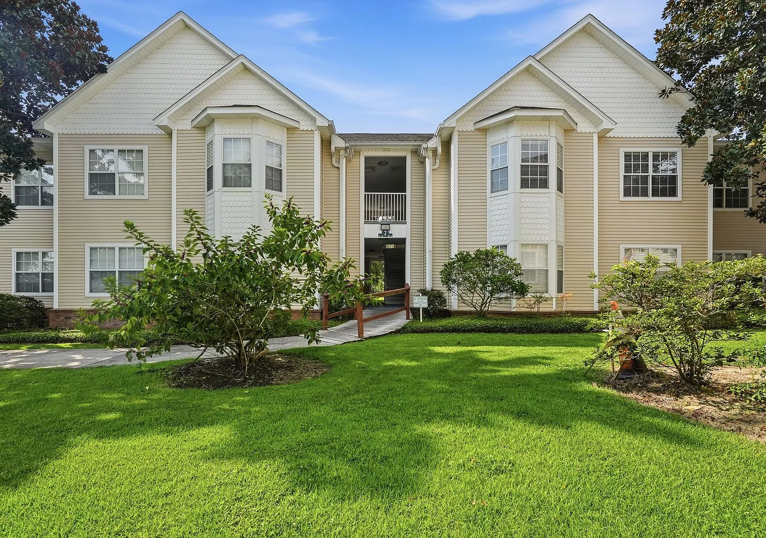 Charming Unit Close to the Pool! — Photo 1