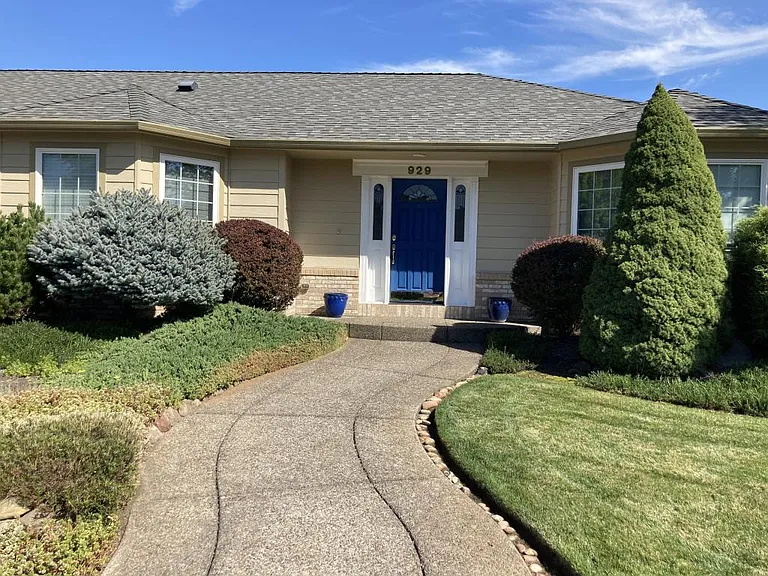 929 Nadia Way — Photo 2