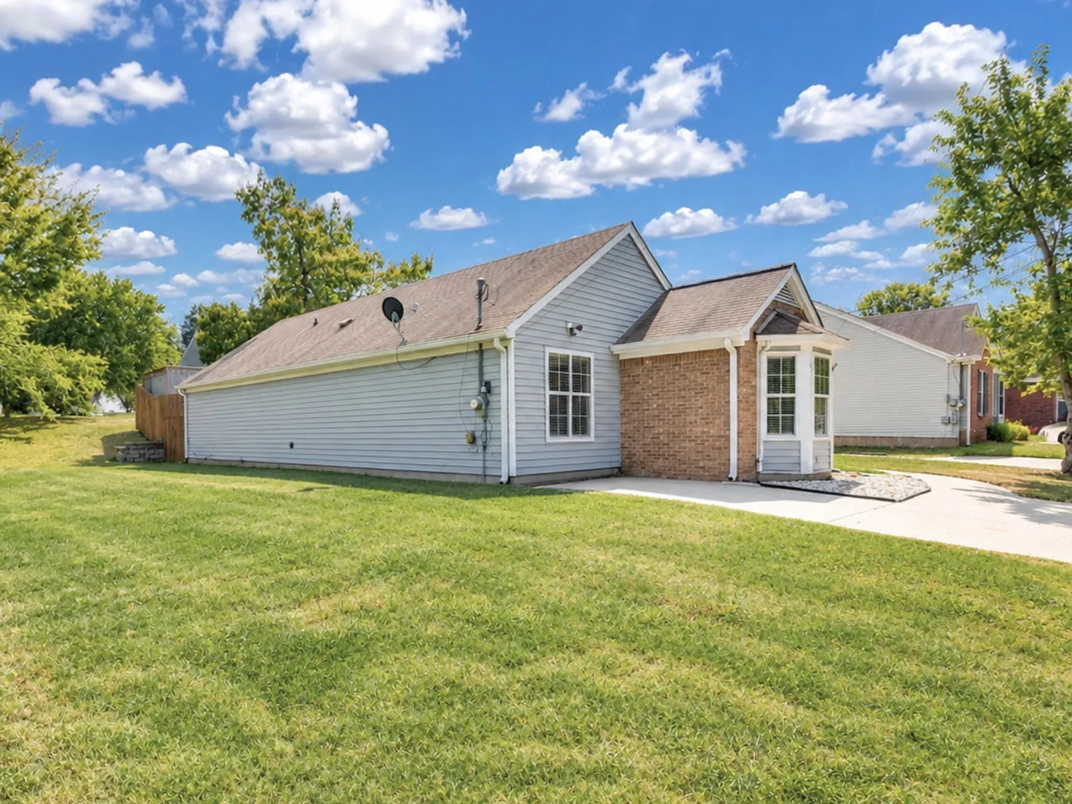 3 bed, 2.0 bath, 1244 sqft, $2,050 — Photo 4