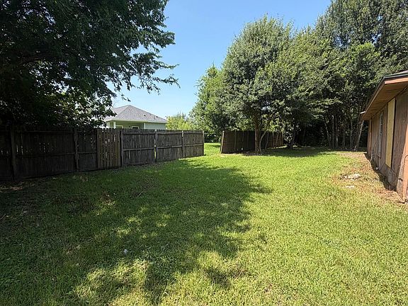 5th image of 550 E Melville Dr