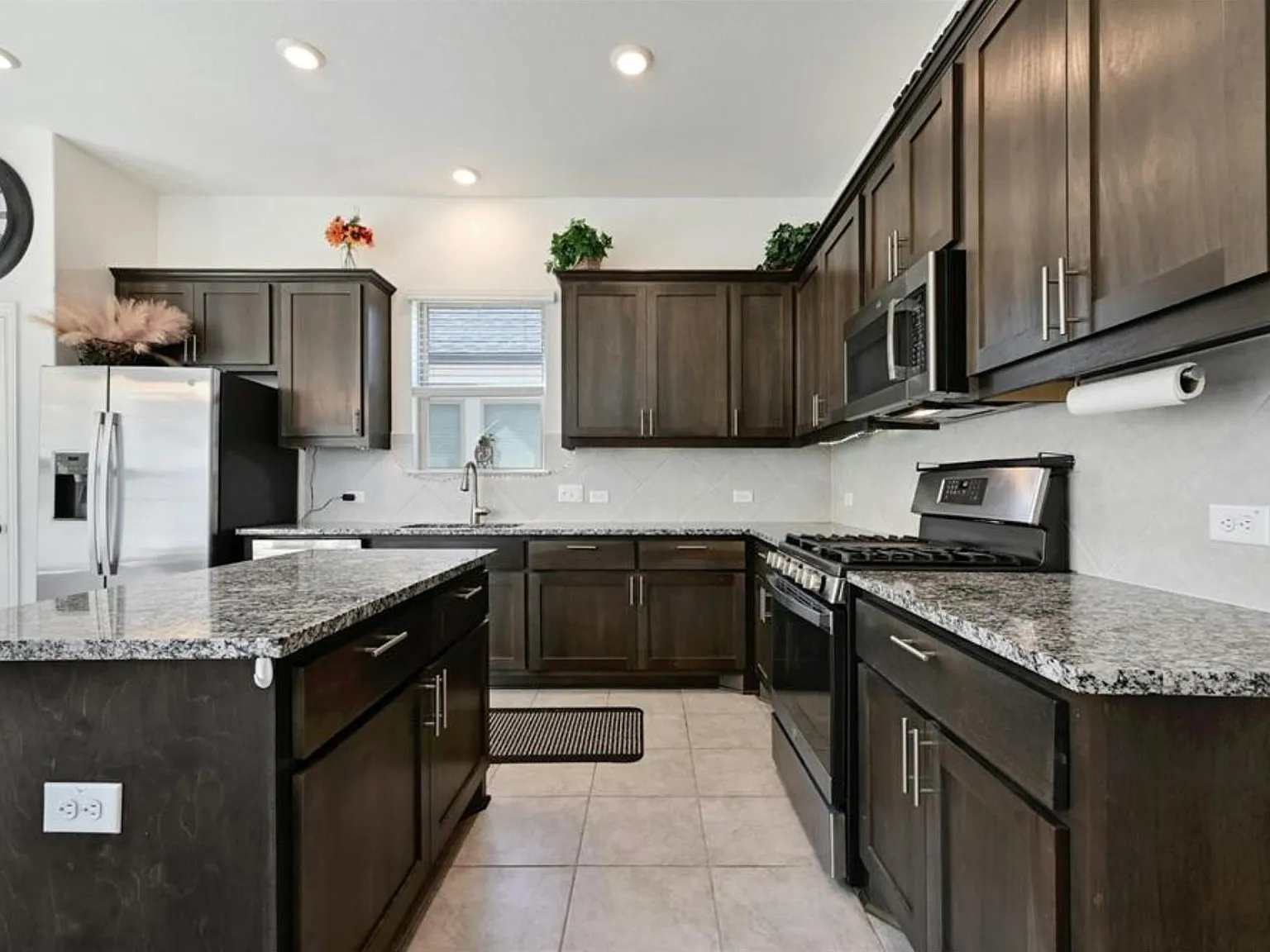 3 bed, 2.5 bath, 2038 sqft, $2,700 — Photo 3