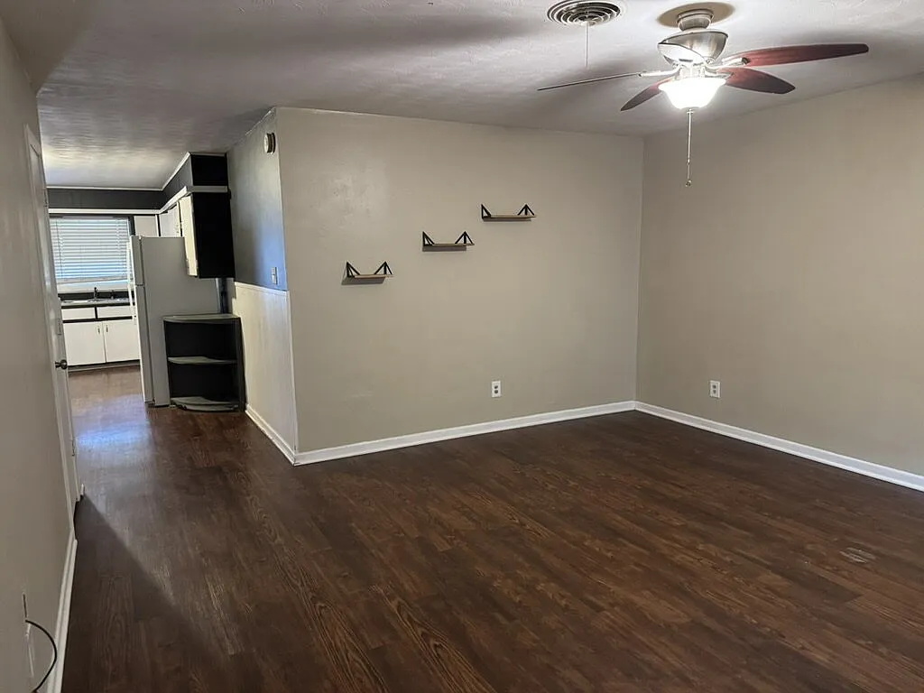 2 bed, 1.0 bath, 997 sqft, $1,000 — Photo 1