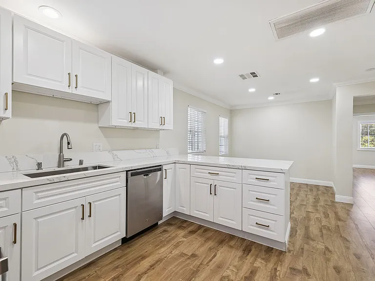 2106 Crenshaw Blvd — Photo 18