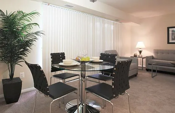 Round Hill Apartments of Chevy Chase — Photo 12