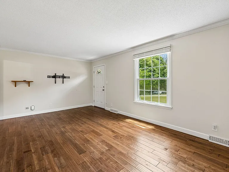 1810 Theresa Dr — Photo 7