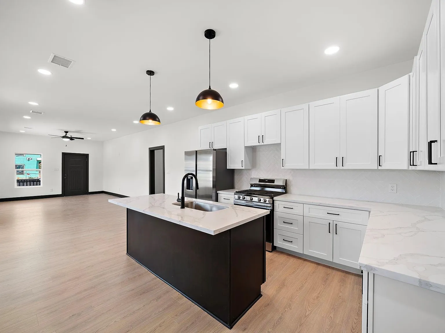 3 bed, 1603 sqft, $3,200 — Photo 1