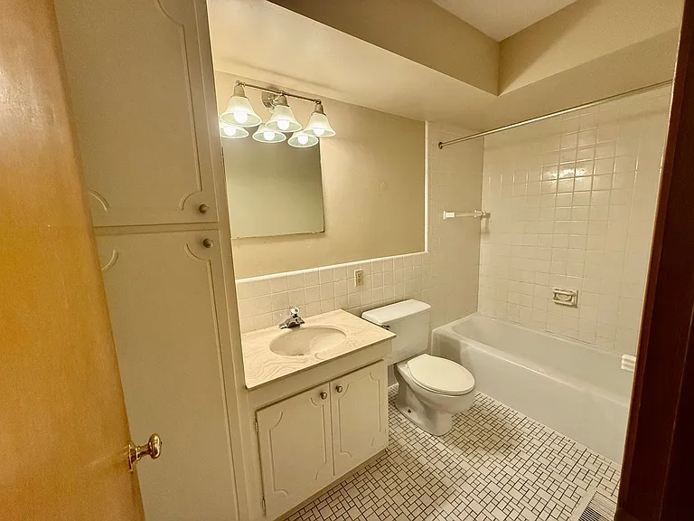 Indian Village Apartments — Photo 43