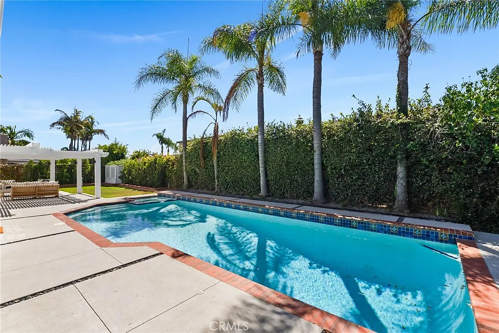 4 bed, 2.5 bath, 2300 sqft, $7,995 — Photo 3