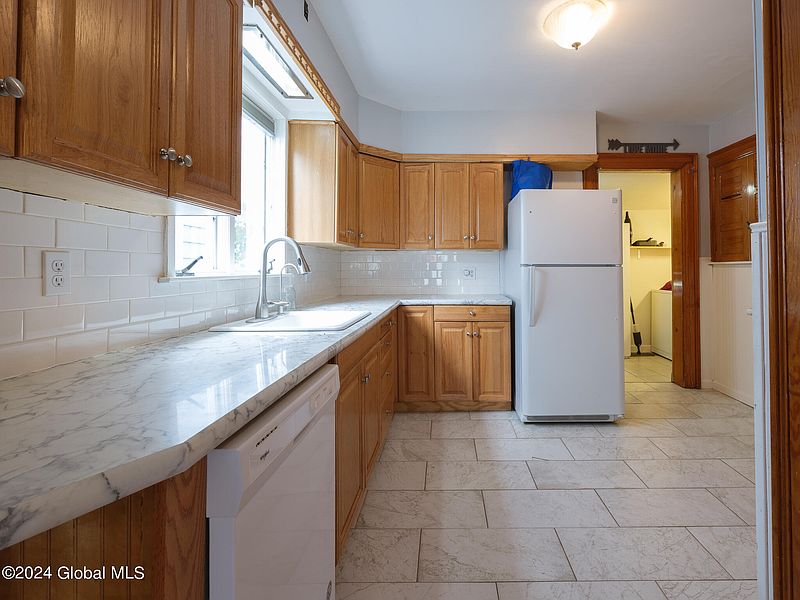5th image of 15 E Notre Dame Street