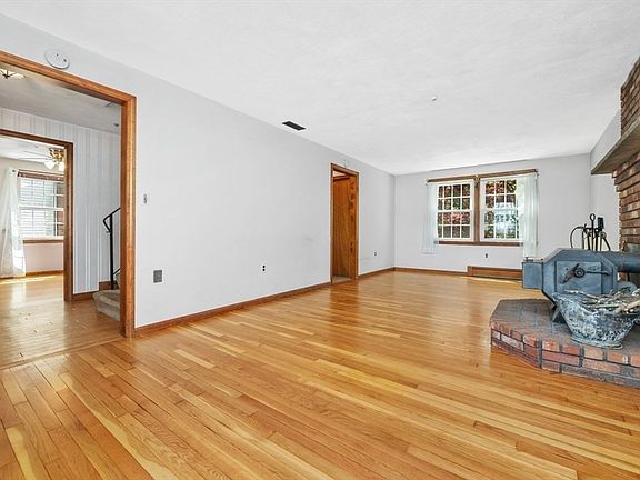 4th image of 64 Hillcrest Rd