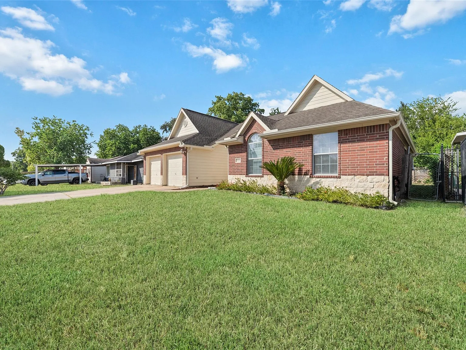 4 bed, 2.0 bath, 1884 sqft, $2,200 — Photo 2
