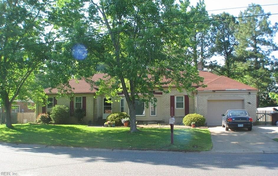 1st image of 220 Woodbridge Dr