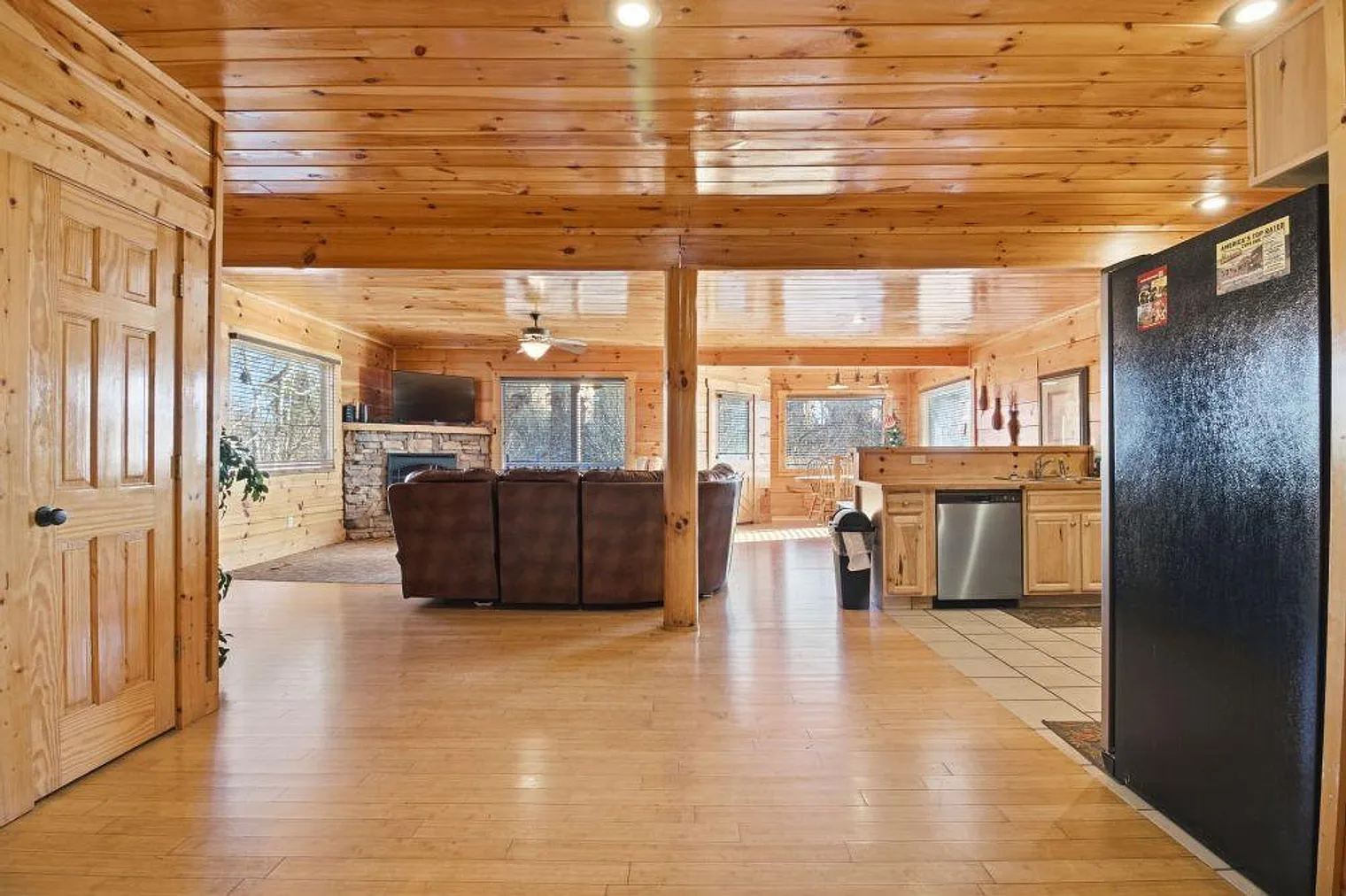 4 bed, 5.0 bath, 3153 sqft, $4,112 — Photo 4